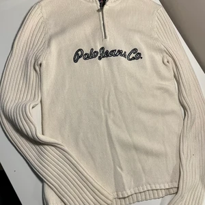 Ralph Lauren polo kofta - Hej! Säljer denna krämvita polo koftan från Ralph Lauren! Jättesöt och fin samt bra skick! Står att koftan är en M men den är som en S/M i passformen. Köparen står för frakten 🤍