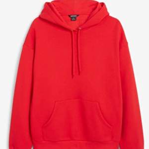 Jättefin röd hoodie i fint skick även fast den är andvänd ett par gånger. Säljer pga att ja inte andvänder den. Slutsåld på hemsidan. Pris kan alltid diskuteras💕