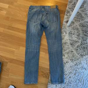 Säljer mina H&M jeans 33W 34L pga att de blivit för små och för korta, är 202cm lång och de är ca 10cm för korta.