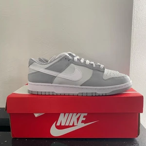 Dunk low two tone Grey  - Härliga sommar dunks. Dunk low two tone Grey - storlek 43 - helt nya - pris 1999kr + frakt / låda är lite skadad 