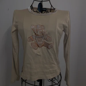 Snygg långärmad! - 💙- Dags att sälja en tröja som varit min favorit länge! Säljer pga inte min still längre. Tröjan är använd men inte sliten! Sitter snyggt efter kroppen och är skönt material! Dm för frågor💕 NyPris 899kr.