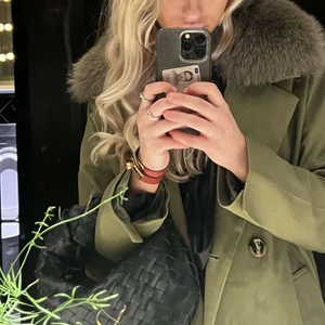 Meotine jacka  - Finaste meotine kappan!(slutsåld)  I militärgrön, rätt så tunt material så perfekt nu till våren! Använd endast 3 ggr 