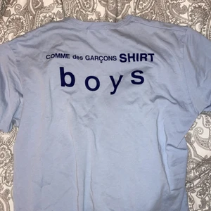 Cdg boys tee - Köpt för nå år sen, använd sådär mycket men inget som skiljer konditionen från när ja köpte den förutom ett litet hål på framsidan av tröjan, det är knappt synligt när man har den på sig