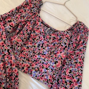 Blommig topp  - Söt topp från new yorker i strl S 