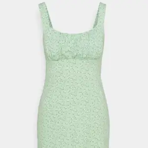 säljer denna superfina mintgröna klänningen från hollister. Den är endast använd vid några få tillfällen förra sommaren! Supersöt och framhäver brännan väldigt fint på sommaren! Helt slutsåld på hemsidan!! 