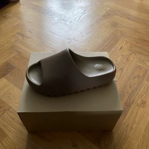 Yeezy Slides Core - Helt ny aldrig använt köpt från SNS. Helt äkta och digital kvitto finns. US storlek 7 | EU40. Priset går och diskutera vid snabbaffär. Går och frakta eller mötas. Köparen står för frakt. 
