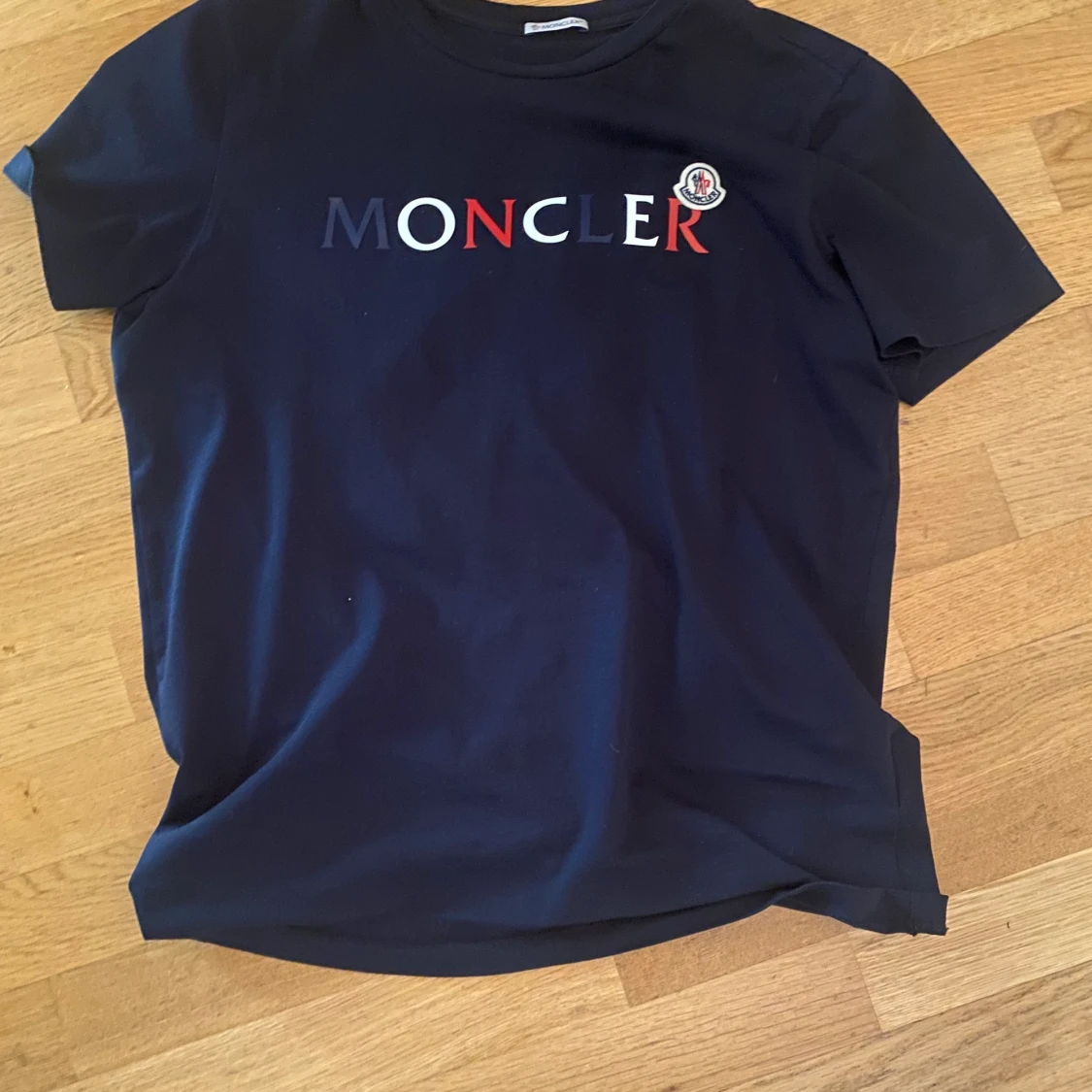 Moncler t shirt nästan aldrig använd