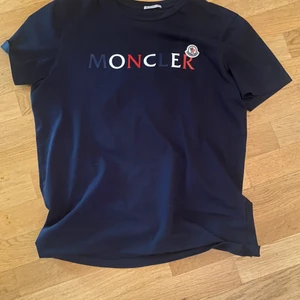 Moncler t shirt nästan aldrig använd  - Den finns knappt att köpa och original priset på den ligger på 2000 kr köpte den för det priset på care of Carl.storlek Large