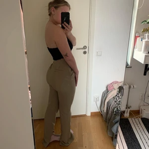 Nakd kostymbyxor  - Säljer dessa kostymbyxor från nakd, de är lite för långa för mig, är runt 166💕 