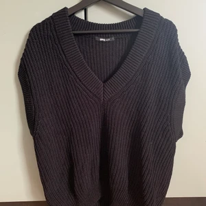 Stickad väst från Gina  - Säljer denna stickade väst! Den är aldrig använd då den är för stor för mig men jag orkade inte lämna tillbaka den 🙃 Den är verkligen jättefin ❤️