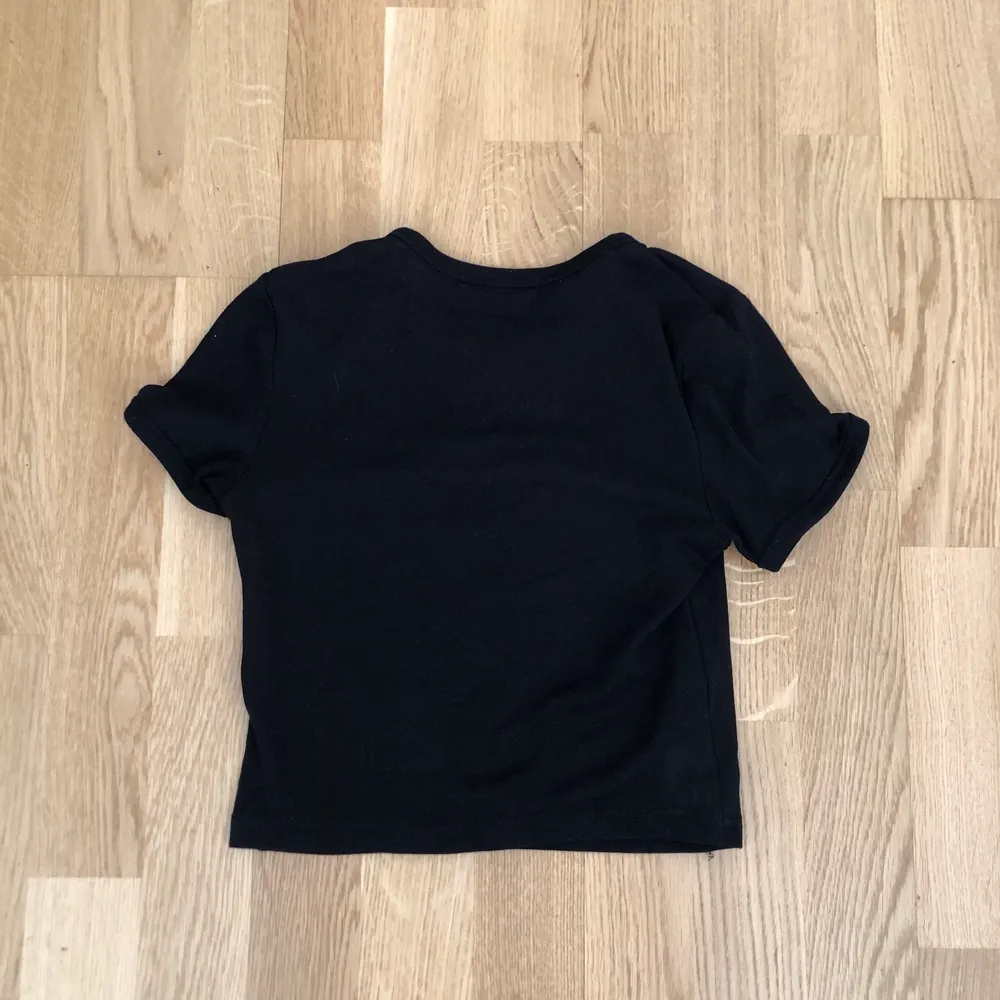 Säljer denna fina svarta y2k t-shirt! Näst intill oanvänd❤️. Toppar.