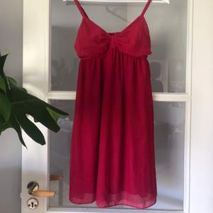 En söt röd klänning från ginatricot i storlek 34. Går strax över knäna (är 165cm lång). 