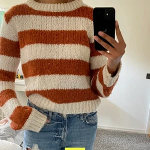 Stickad randig tröja från chiquelle - Så fin randig stickad tröja från chiquelle! Obs lånade bilder. Används tyvärr inte tillräckligt ofta. 