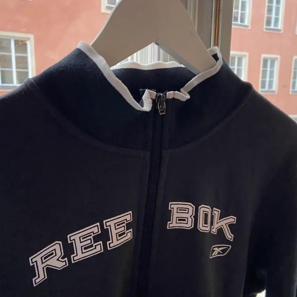 En vintage tröja från Reebok, i använt skick! Skicka meddelande för fler bilder🤍. Tröjor & Koftor.