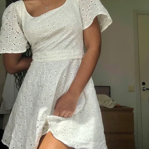 Vit klänning  - Vit klänning med band i midjan så man kan justera den. Väldigt somrig perfekt till skolavslutningen. Nyskick (aldrig använd)💗