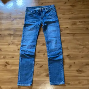 Säljer dessa Boomerang jeans för att de inte kommer till användning. Har använt dessa 1 gång så de är 10/10 skick. Nypris 1100