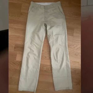 Beiga Carhartt byxor  - Beiga carhartt byxor. Slitningar nere vid hälen, men annars i väldigt fint skick. Ifall fler bilder önskas eller ifall du har någon fråga är det bara att skriva! 