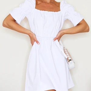 Studentklänning  - Vit klänning i storlek 8 vilket motsvarar s/m men skulle säga att den passar xs/s! Perfekt till studenten! Aldrig använd. Orginalpris är £20 + internationell frakt. Jag säljer för 180 inklusive frakt💕