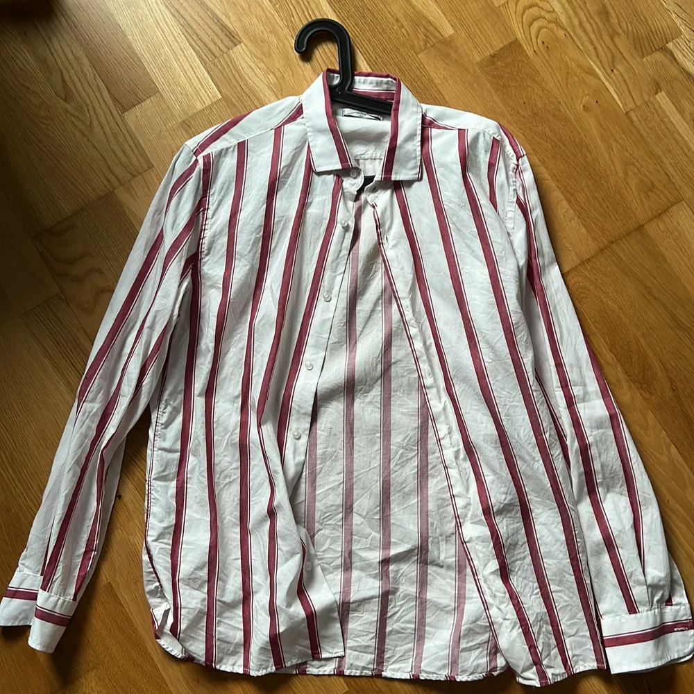 Linne/bomulls skjorta från MANGO, använd 1 gång och sedan hängt i garderoben. storlek L                     Nypris: 599. Skjortor.