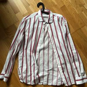 Linne/bomulls skjorta från MANGO, använd 1 gång och sedan hängt i garderoben. storlek L                     Nypris: 599