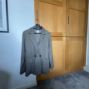 Kavaj - Hundtandsmönstrad kavaj som är av ett tunnare slag nästan mer som en kofta, lite oversized