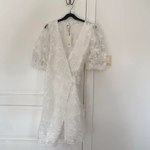 Perfekta studentklänningen! - Säljer denna fina klänning som jag köpt från bubbleroom. Köpte den inför studenten i två olika storlekar så säljer nu den ena, den är alltså aldrig använd. Strl 38. Den sitter lite över knäna på mig som är 168.