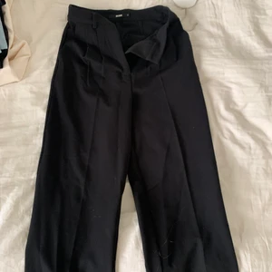 Kostymbyxor - Svarta kostymbyxor från bikbok, använda en gång 🪩 nypris 399kr