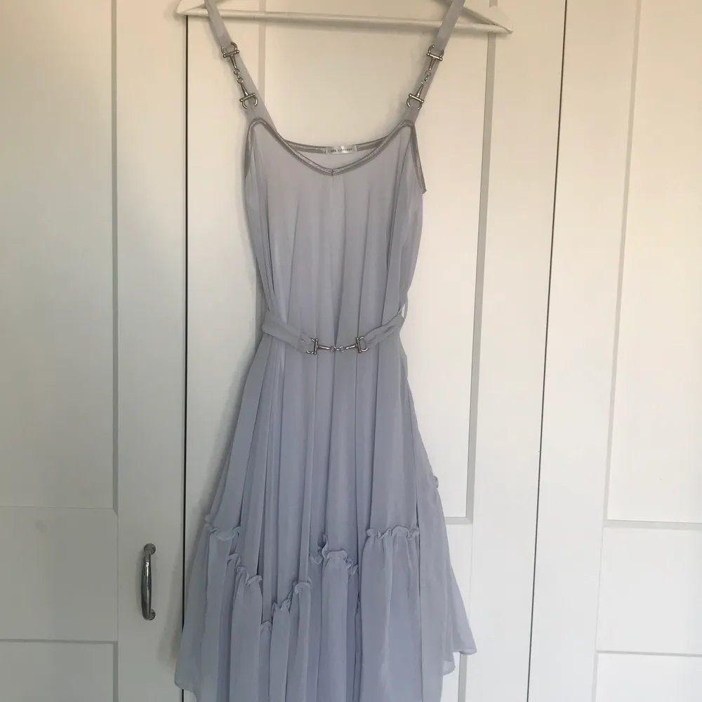 Otroligt vacker ljusblå klänning från Ida Sjöstedt. Passar både xs, S och M. Man kan knyta åt i midjan eller ha det löst. Säljer den för 900 kr. Kan frakta eller mötas upp i Göteborg.. Klänningar.