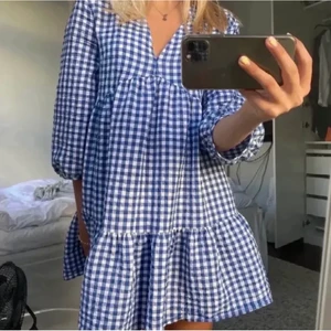 rutig zara klänning - säljer denna zara klänning (lånade bilder) den passar de flesta storlekarna då jag vanligtvis har s💞 har bud på 450 inklusive frakt💖💖💖