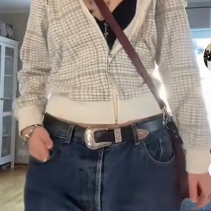 Svart skärp - Svart skärp med silvriga detaljer :) jättebra skick