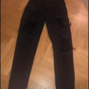 Svarta jeans med hål  - Dessa jeans med hål som är köpta från shein har jag aldrig använt, jag säljer dessa pga att det inte riktigt är min stil. Vill bli av med dess så snabbt som möjligt då det bara tar plats i garderoben. Som säljs för det originala priset o hämtas helst hos mig. För mer information och bilder skicka ett meddelande så svarar jag så snabbt som möjligt.