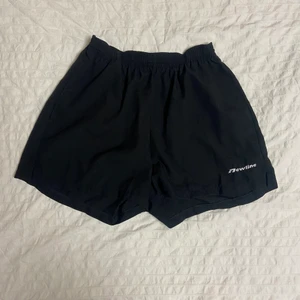 Svarta shorts, strl L  - Svarta träningsshorts i kort modell, väldigt fina och praktiska då man kan dra ihop snörerna till det midjemåttet man vill ha. Säljer för att de är något stora. 