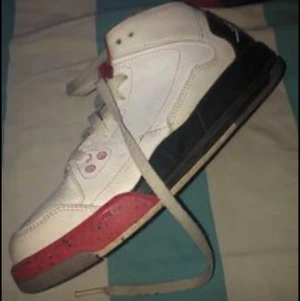 Jordans  - Den lite gamlare modellen av de populära skorna jordans, dessa är i storlek 33.5, passar både tjejer o pojkar. Säljer dessa på grund av att jag behöver rensa här hemma. För mer information och bilder, skicka ett meddelande så svarar jag så snabbt som möjligt. 
