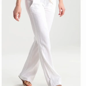 Roxy linnebyxor  - Säljer ett par roxy linnebyxor helt nya med lappar på. Säljer då de var för korta på mig som är 178. Priset kan diskuteras och köparen står för frakten. 