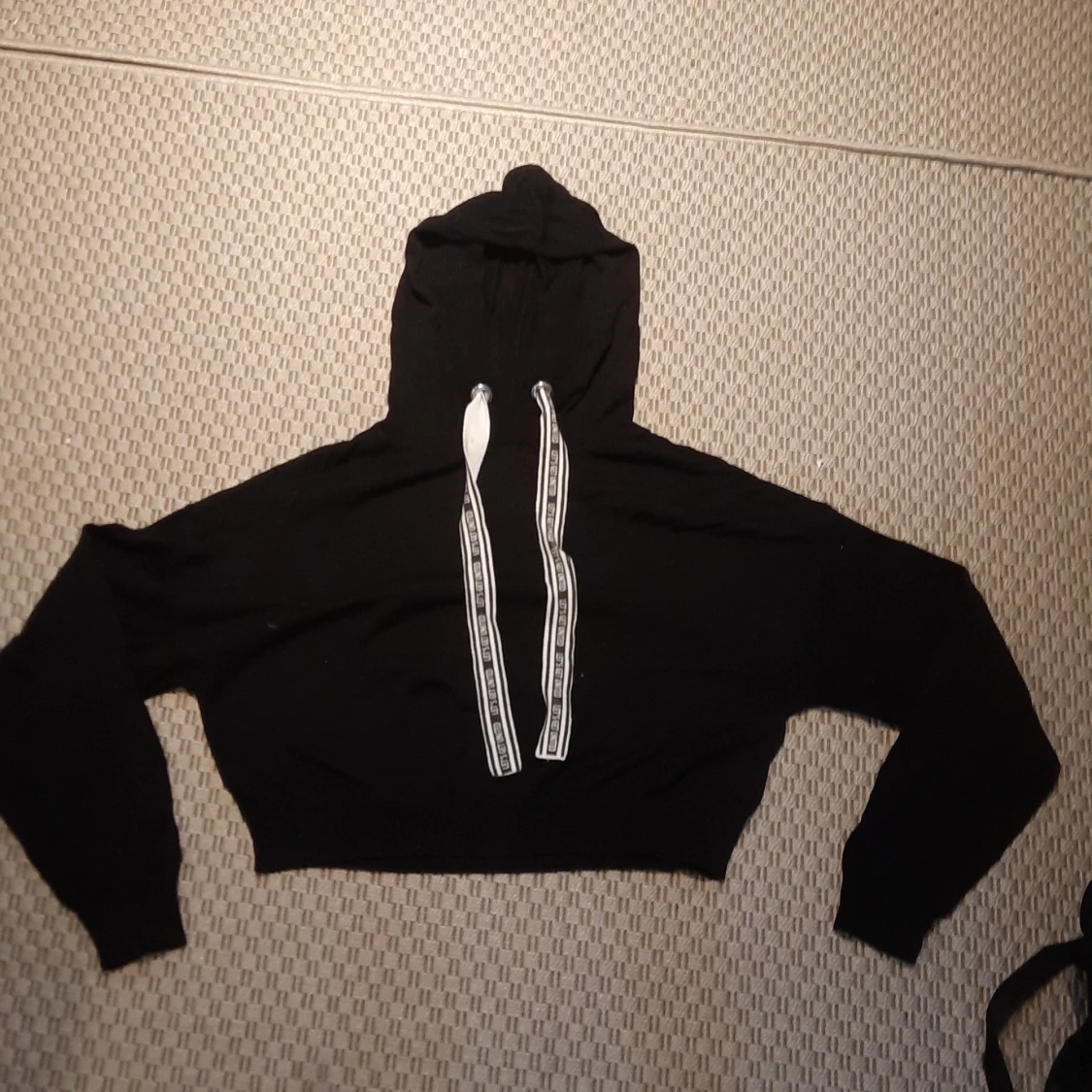 Svart stickad hoddie M - 90