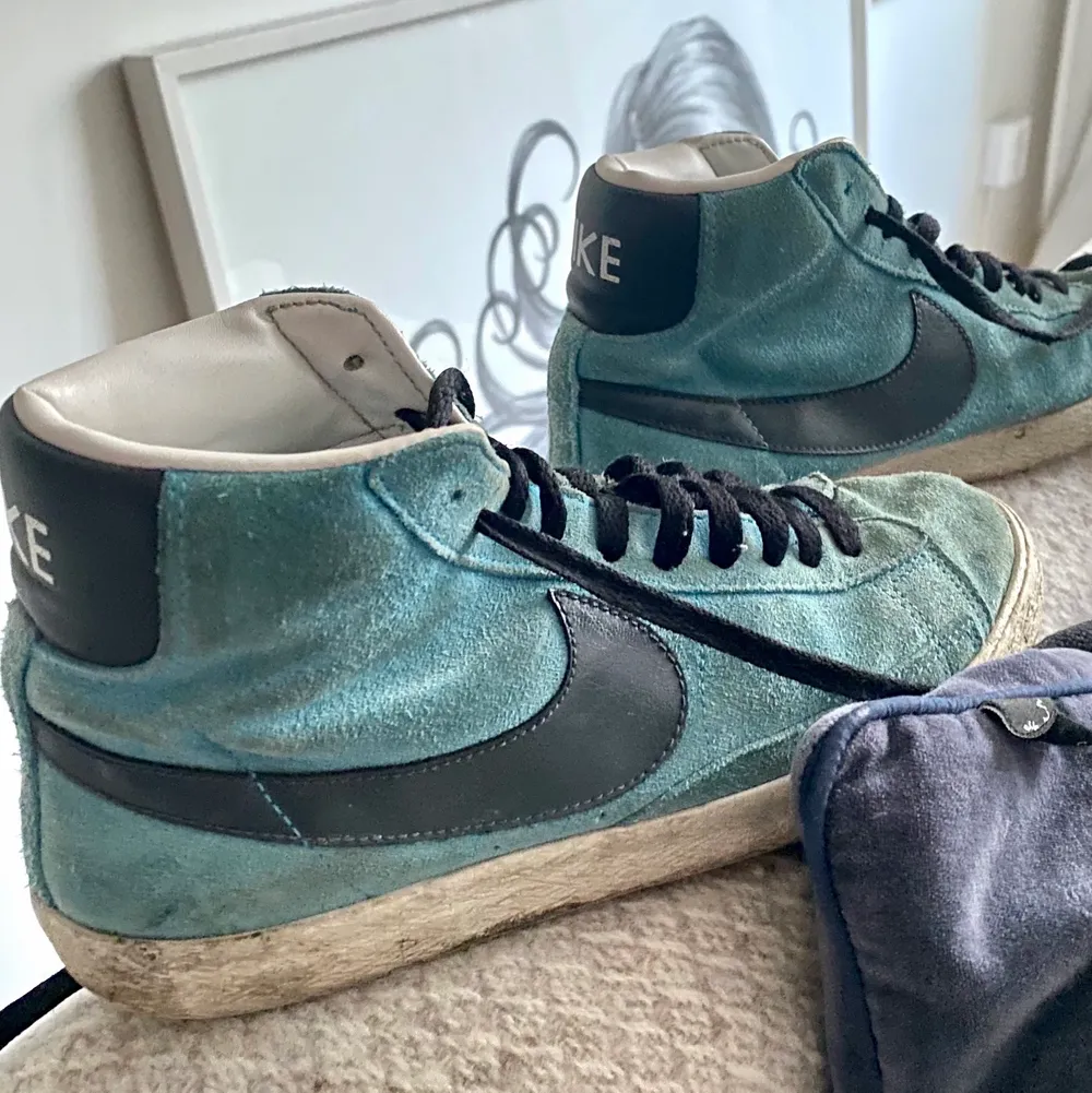 Ett par retro high top blå sneakers från Nike. Färgen är väldigt fin till sommaren och det är den perfekta skon att ha till en söt kjol eller ett par jeans. Köparen står för frakten.. Skor.