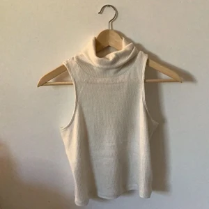 Jätte fina kortärmade tröjor - Ingen fläck, eller något, nästan ny, tycker att de är jätte fina men dock inte på mig. 50 för båda. Och 25 för en