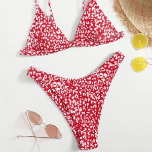 BIKINI RÖD/VIT SHEIN - oanvänd bikini💓 Storlek M, men passar S också! 130kr inklusive frakten!