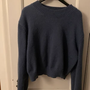 Tröja  - Stickad blå tröja som aldrig är använd. Köpt i mars 2022. Den är ganska kort men EJ magtröja, den går fortförande ner till jeansen men inte oversize. 