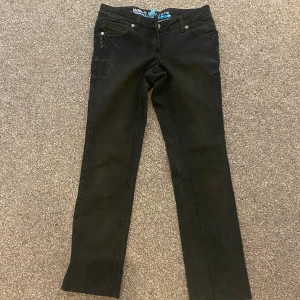 Lågmidjade Jeans - Säljer dessa plain Lågmidjade jeans. Dom är snygga och sticker inte ut då dom inte har så mycket detaljer osv. Säljer dessa pga att det inte är min stil och att jag inte känner mig bekväm i Lågmidjade. Ingen aning vad märket är därför sätter jag 100kr som pris. Hör av er vid frågor osv.❤️