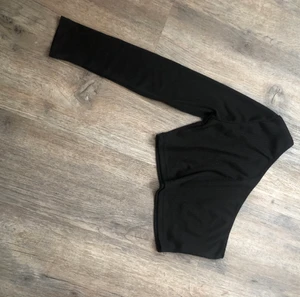 Ribbad tröja  - Den är lång i armarna. Säljer för att den aldrig kommer till användning 