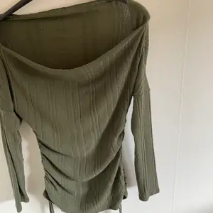 En fin olivgrön tröja i storleken M