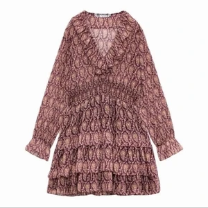 Sommarklänning - Säljer denhär fina slutsålda klänningen i storlek XS. Har använt den en gång och är så gott som ny. Kommer dessvärre inte till användning och därför säljer jag den💓Köpt för 399kr, köp direkt för 350kr☺️