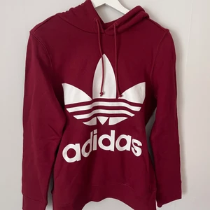 Adidas Hoodie - Super snygg Hoodie från Adidas i färgen maroon. Strl. 40