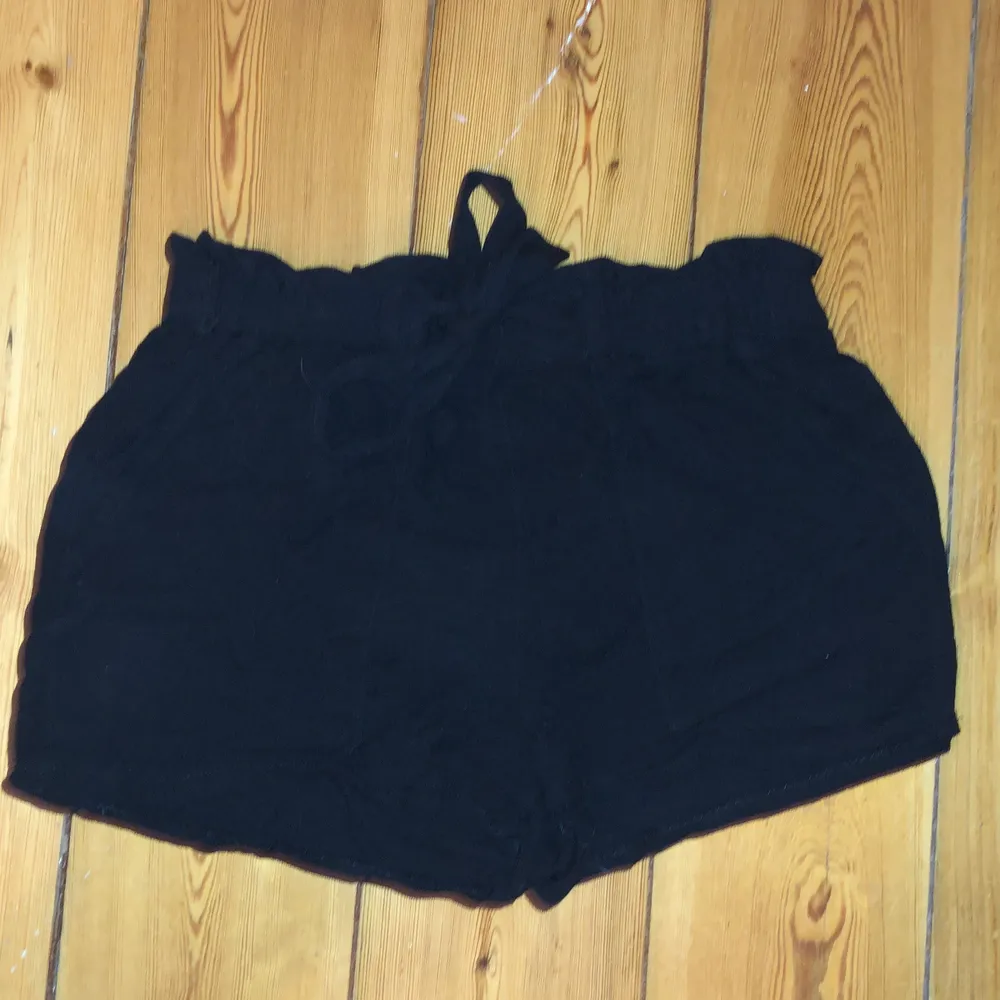 Svarta shorts från Cubus i bra skick med fickor på framsidan och snöre i midjan . Shorts.