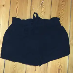 Svarta shorts från Cubus i bra skick med fickor på framsidan och snöre i midjan 