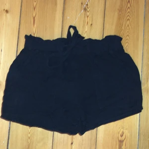 Shorts från Cubus - Svarta shorts från Cubus i bra skick med fickor på framsidan och snöre i midjan 