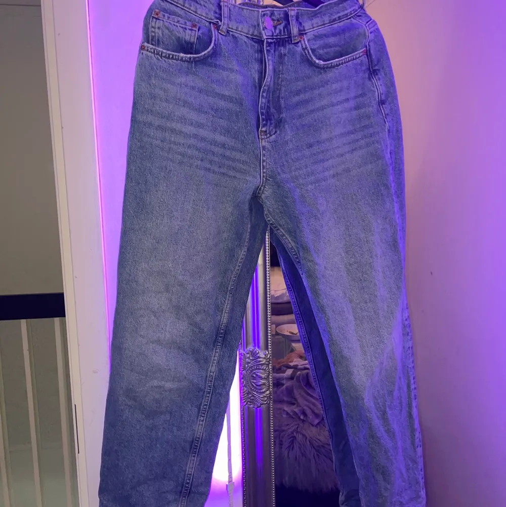 Det är ett par blåa vida jeans från Gina tricot. Jeansen är knappt använda då jag inte kan ha dom. Priset kan diskuteras!. Jeans & Byxor.