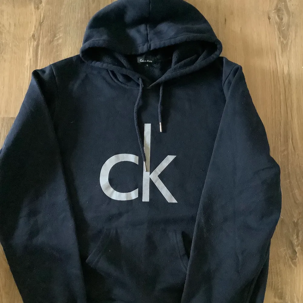 Navy Calvin klien hoodie, used but in great condition, bought for 799 Kr . Hoodies.