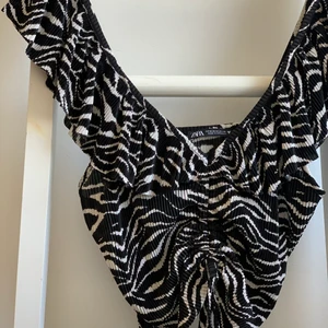 Sebramönstrat linne från zara💕 - Superfint zebramönstrat linne från zara med volanger. Den har snören som är justerbara. Använd några gånger men i gott skick. Superfin till ett var vita eller svara byxor. (Hund finns i hemmet)💕